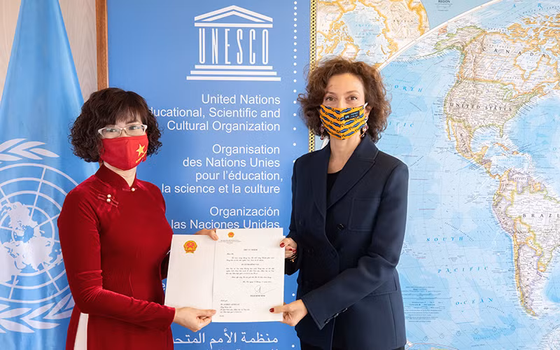 Đại sứ Lê Thị Hồng Vân và Tổng Giám đốc UNESCO Audrey Azoulay tại lễ trình Thư ủy nhiệm.