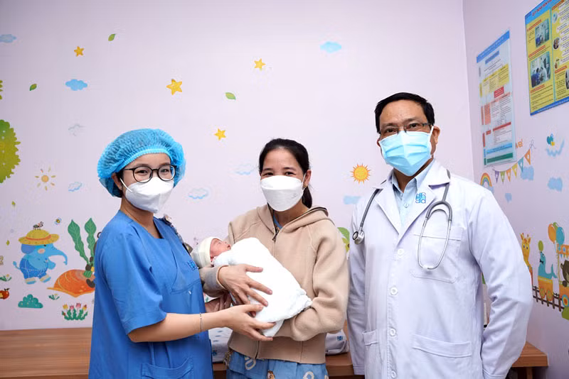 Chị K. hạnh phúc đón con từ Khoa Sơ sinh. (Ảnh bệnh viện cung cấp)