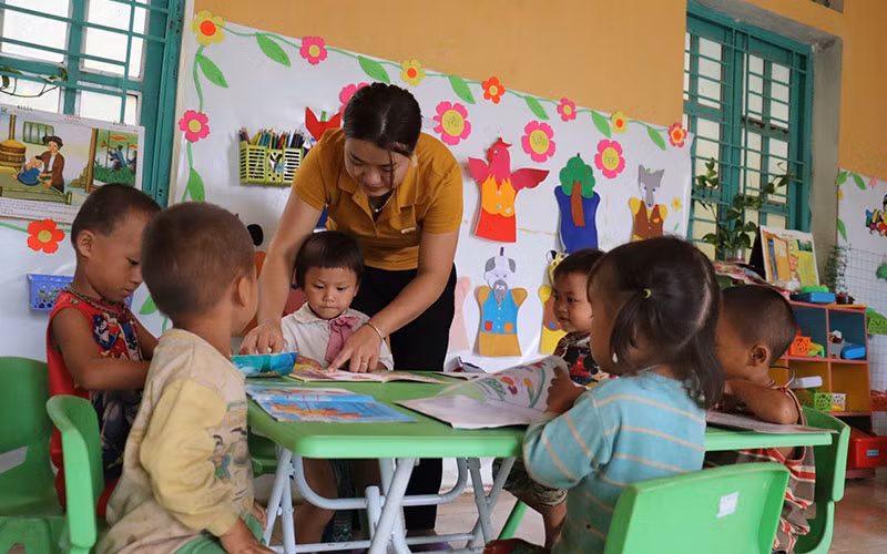 Giờ học tiếng Việt của lớp học mầm non ở điểm bản Huổi Min. 