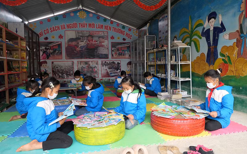 Học sinh Trường phổ thông dân tộc bán trú tiểu học Thuận Hòa, xã Thuận Hòa, huyện Vị Xuyên (Hà Giang) đọc sách tại thư viện ngoài giờ lên lớp. 