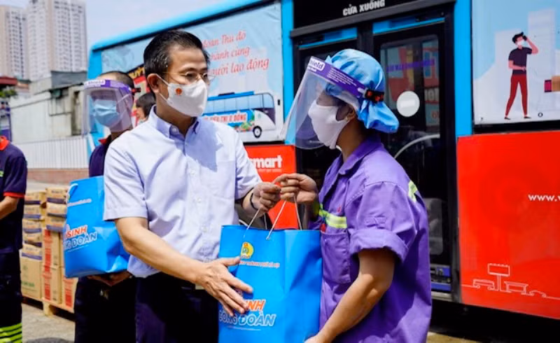 Lãnh đạo LĐLĐ TP Hà Nội trao 100 suất quà cho Công ty TNHH ABB Power Grids Việt Nam (quận Hoàng Mai, Hà Nội).