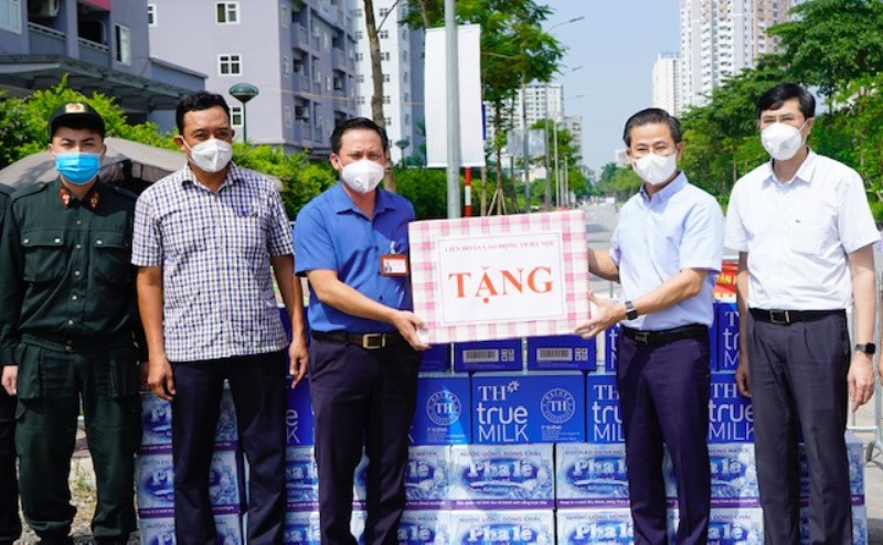 Lãnh đạo LĐLĐ TP Hà Nội trao quà cho lực lượng làm nhiệm vụ tại Chốt trực thu dung F0 (Đền Lừ, phường Hoàng Văn Thụ, quận Hoàng Mai, Hà Nội). image1.jpeg -0