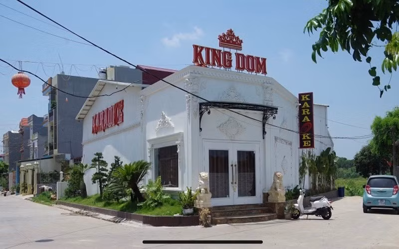 Tháng 5/2021, quán karaoke KINGDOM ở xã Bình Minh, huyện Bình Giang bị xử lý do hoạt động trái phép giữa dịch bệnh Covid-19.