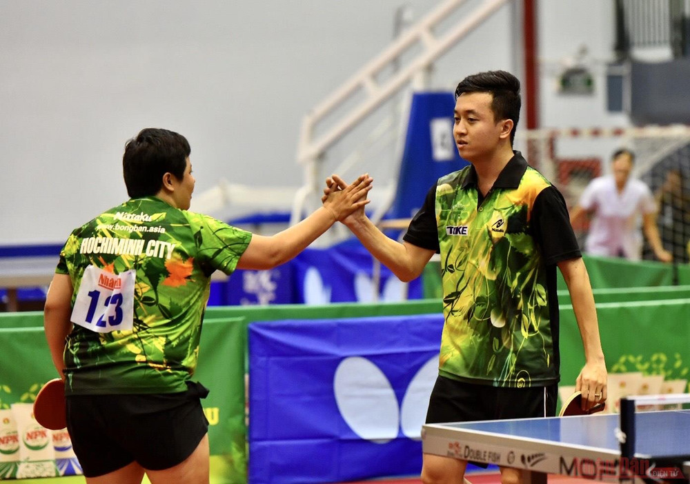 Niềm vui của Mỹ Trang - Đình Duy sau khi giành chức vô địch với tỷ số 3-2. (ẢNH: DUY LINH) TP Hồ Chí Minh giành chức vô địch đầu tiên -1