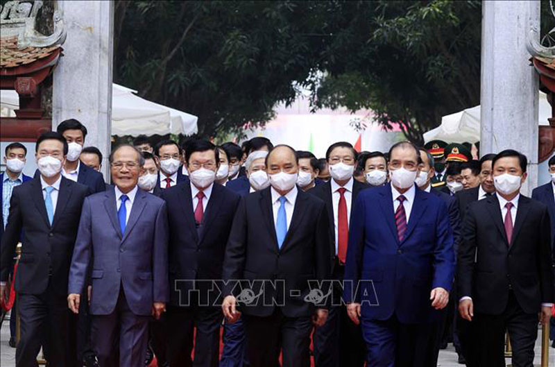 Sáng 12/12, tại Khu di tích quốc gia Nam Đàn (Nghệ An), Chủ tịch nước Nguyễn Xuân Phúc cùng các đồng chí lãnh đạo, nguyên Đảng, Nhà nước dự Lễ kỷ niệm 60 năm ngày Bác Hồ về thăm quê hương lần thứ 2 (1961-2021) và khánh thành Nhà tưởng niệm Chủ tịch Hồ Chí Minh. (Ảnh: TTXVN) Chủ tịch nước dự Lễ kỷ niệm 60 năm Bác Hồ về thăm quê lần thứ 2 -0