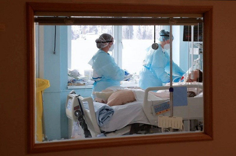 Điều trị bệnh nhân Covid-19 trong phòng chăm sóc đặc biệt (ICU) tại Bệnh viện Jesenice, ở Jesenice, Slovenia. (Ảnh: REUTERS) Pháp ghi nhận mức cao kỷ lục hơn 368 nghìn ca mắc Covid-19 trong 24 giờ -0
