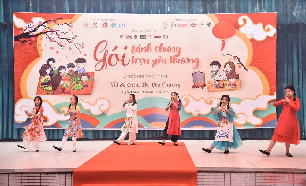 Tiết mục văn nghệ đầy không khí xuân của các em nhỏ Trường Tiểu học Chu Văn An. (Ảnh: Minh Duy)