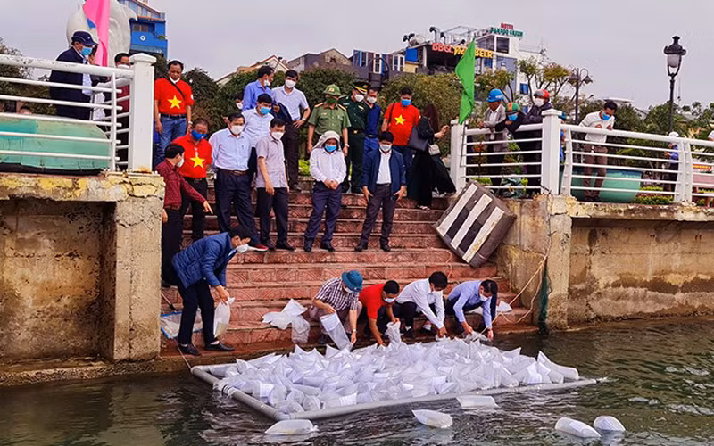 Tặng 10.000 lá cờ Tổ quốc cho ngư dân Quảng Bình -0