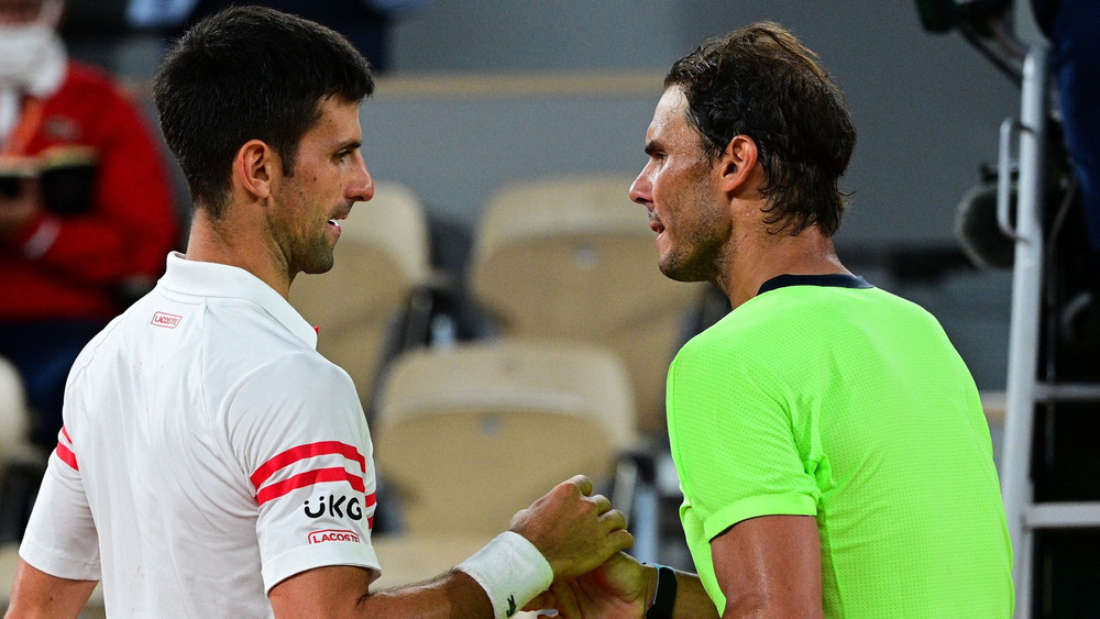 Djokovic lần thứ hai đánh bại Rafael Nadal. (Ảnh: Reuters) Novak Djokovic biến Rafael Nadal thành cựu vương Roland Garros -0