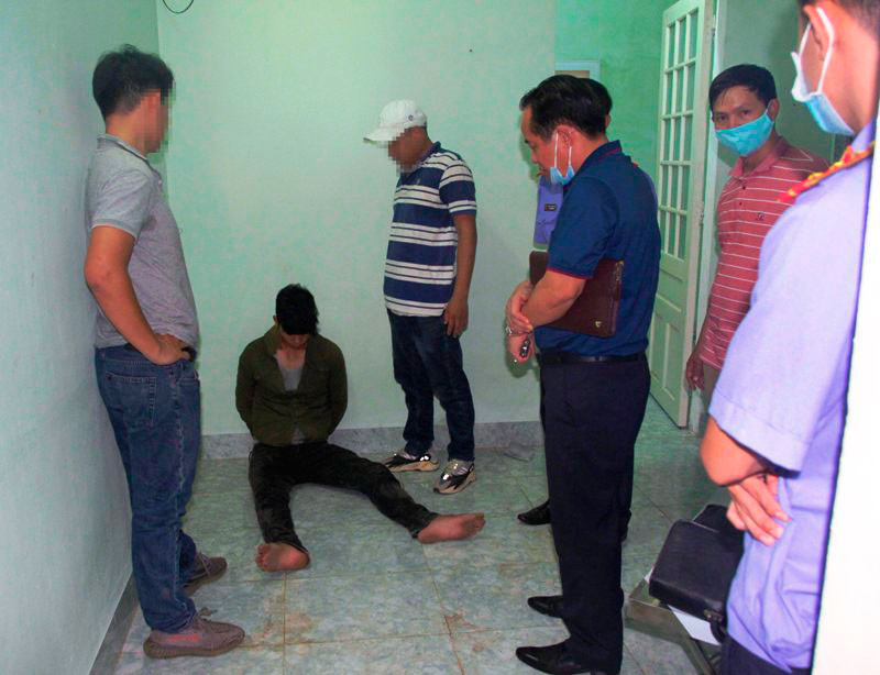 Đại tá Đặng Ngọc Sơn, Phó Giám đốc Công an tỉnh (áo xanh đứng giữa) trực tiếp chỉ đạo lực lượng trinh sát điều tra tội phạm về ma túy bắt giữ đối tượng Lê Văn Đạo tại phường Thủy Xuân (TP Huế). Phá thành công đường dây tội phạm ma túy “khủng” hoạt động liên tỉnh -0