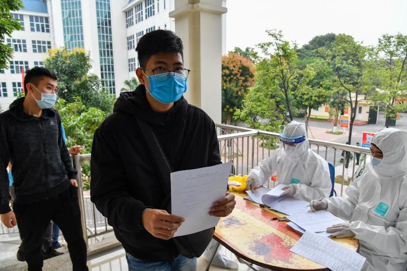 Các công dân chuẩn bị nhập ngũ đến xét nghiệm SARS-CoV-2 được yêu cầu đeo khẩu trang và giữ khoảng cách an toàn. Xét nghiệm SARS-CoV-2 cho thanh niên trước khi nhập ngũ -0