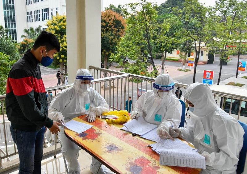 Phiếu điều tra thông tin sàng lọc công dân nhập ngũ được các nhân viên dịch tễ quận Hoàng Mai kiểm tra cẩn thận. Xét nghiệm SARS-CoV-2 cho thanh niên trước khi nhập ngũ -0