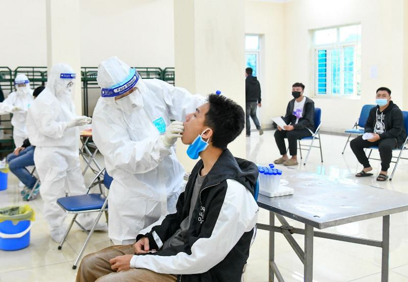 Nhân viên của Trung tâm Y tế quận Hoàng Mai lấy mẫu xét nghiệm của các công dân nhập ngũ. Xét nghiệm SARS-CoV-2 cho thanh niên trước khi nhập ngũ -0