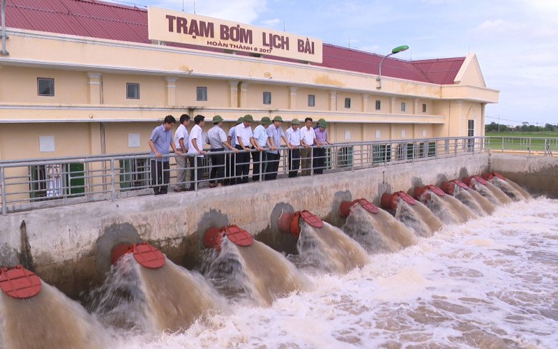 Trạm bơm Lịch Bài (Kiến Xương, Thái Bình) vận hành tất cả các tổ máy tiêu úng trong nội đồng cứu lúa. Gần 3.700 ha lúa ngã đổ do úng lụt -0