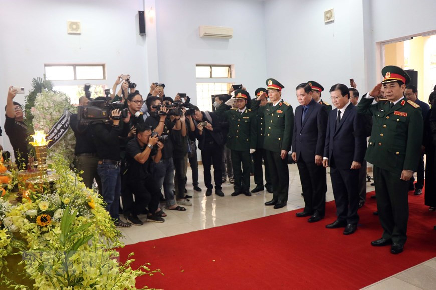 Phó Thủ tướng Trịnh Đình Dũng cùng thành viên đoàn công tác viếng các cán bộ, chiến sĩ đã hy sinh. (Ảnh: TTXVN) Lễ tang 13 đồng chí hy sinh ở khu vực Thủy điện Rào Trăng 3 -0