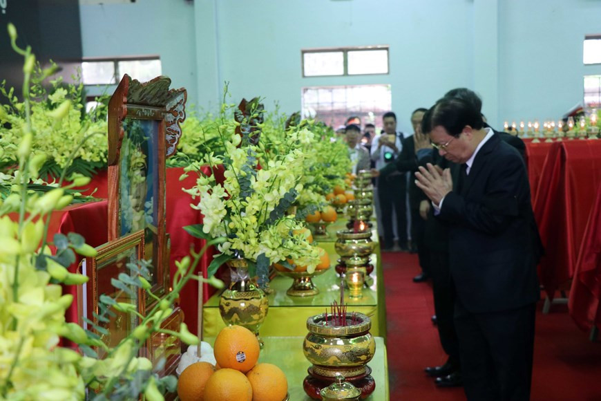 Phó Thủ tướng Trịnh Đình Dũng dâng hương tưởng nhớ các cán bộ, chiến sĩ đã hy sinh. (Ảnh:TTXVN) Lễ tang 13 đồng chí hy sinh ở khu vực Thủy điện Rào Trăng 3 -0