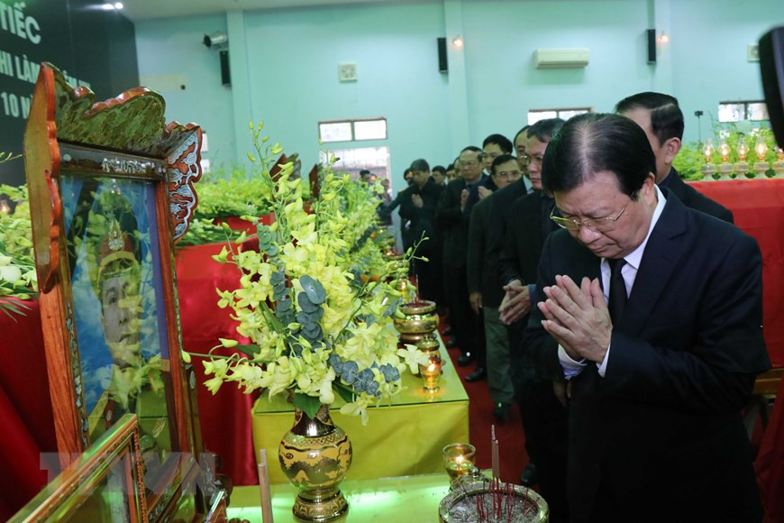 Phó Thủ tướng Trịnh Đình Dũng trước di ảnh các cán bộ, chiến sĩ đã hy sinh. (Ảnh:TTXVN) Lễ tang 13 đồng chí hy sinh ở khu vực Thủy điện Rào Trăng 3 -0