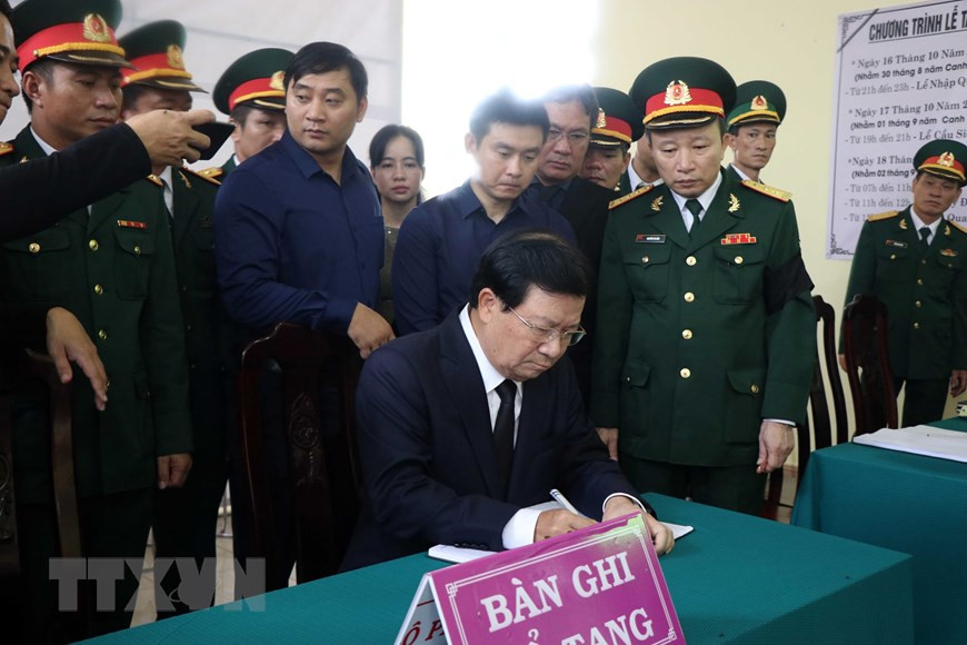 Phó Thủ tướng Trịnh Đình Dũng ghi sổ tang tại lễ viếng các cán bộ, chiến sĩ đã hy sinh. (Ảnh:TTXVN) Lễ tang 13 đồng chí hy sinh ở khu vực Thủy điện Rào Trăng 3 -0