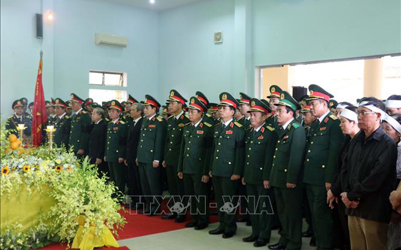 Lễ truy điệu các liệt sĩ. (Ảnh: TTXVN) Tiễn đưa 13 chiến sĩ hy sinh ở khu vực thủy điện Rào Trăng 3 về đất mẹ -0