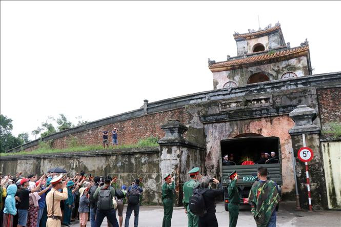 Người dân TP Huế tiễn biệt những người lính hy sinh giữa thời bình vì nhiệm vụ cứu hộ đồng bào trong mưa lũ (Ảnh: TTXVN) Tiễn đưa 13 chiến sĩ hy sinh ở khu vực thủy điện Rào Trăng 3 về đất mẹ -0