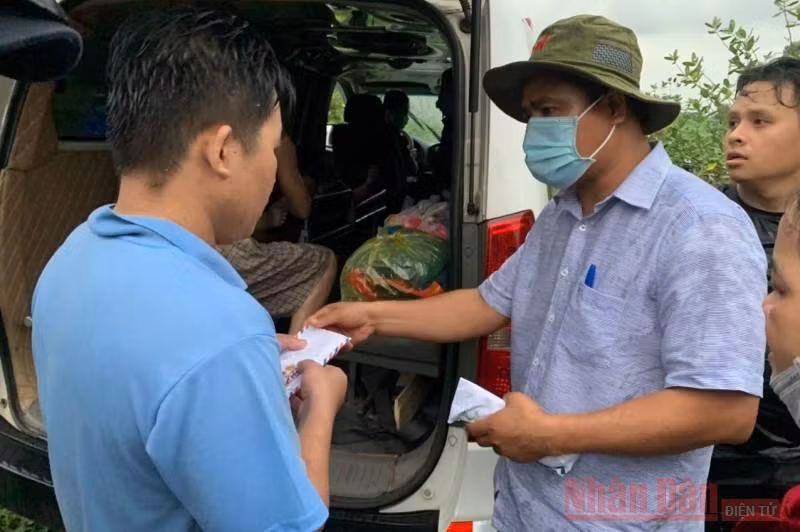 Hai học sinh đuối nước khi rơi xuống sông Buông -0