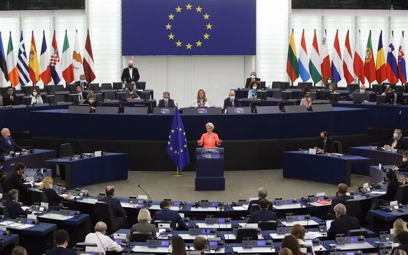 Chủ tịch Ủy ban châu Âu Ursula von der Leyen phát biểu tại Nghị viện châu Âu, Strasbourg, Pháp, ngày 15/9/2021. (Ảnh: Reuters)