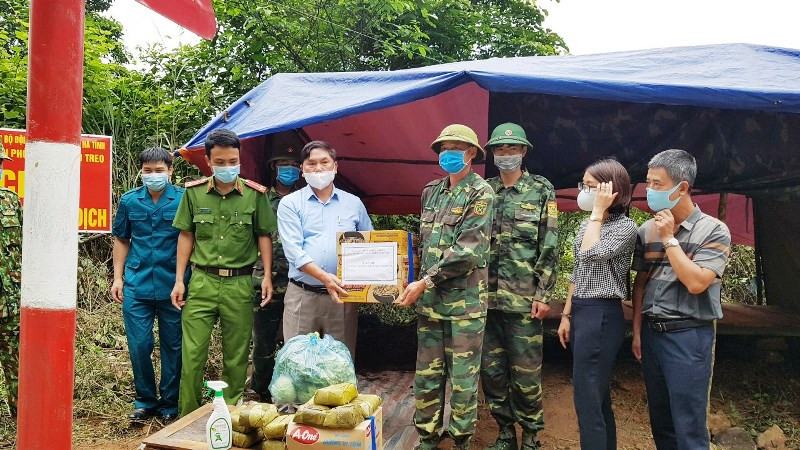 Cấp ủy chính quyền xã Sơn Lim 1, Hương Sơn động viên cán bộ, chiến sĩ cắm chốt phòng chống dịch bệnh. Nỗ lực đẩy lùi dịch Covid-19 ở vùng biên giới -0