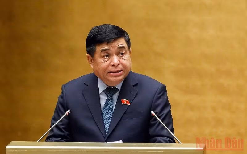 Bộ trưởng Kế hoạch và Đầu tư Nguyễn Chí Dũng trình bày Tờ trình về dự thảo Nghị quyết của Quốc hội về chính sách tài khóa, tiền tệ để hỗ trợ Chương trình phục hồi và phát triển kinh tế-xã hội. (Ảnh: Duy Linh)