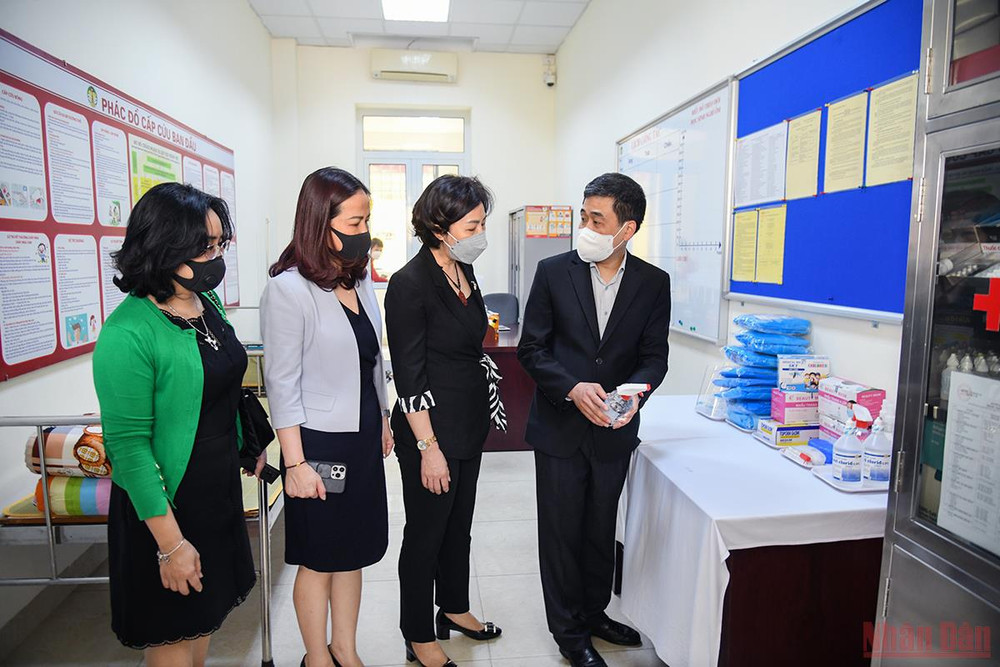 Kiểm tra công tác chuẩn bị tại Trường tiểu học Tràng An, Hoàn Kiếm, Hà Nội. (ẢNH: THÀNH ĐẠT) Hà Nội: Sẵn sàng đón học sinh tiểu học và lớp 6 quay trở lại trường -0