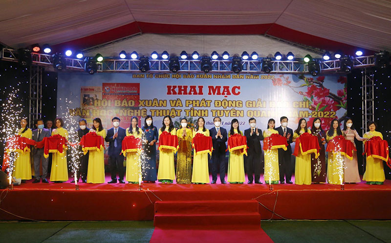 Các đại biểu cắt băng khai mạc Hội báo xuân Nhâm Dần 2022.