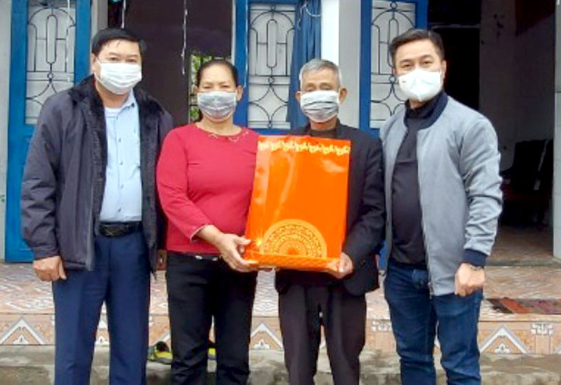 Báo Nhân Dân trao quà Tết cho người nghèo xã Đông Phong, huyện Tiền Hải (tỉnh Thái Bình). Xuân ấm trên quê lúa Thái Bình -0