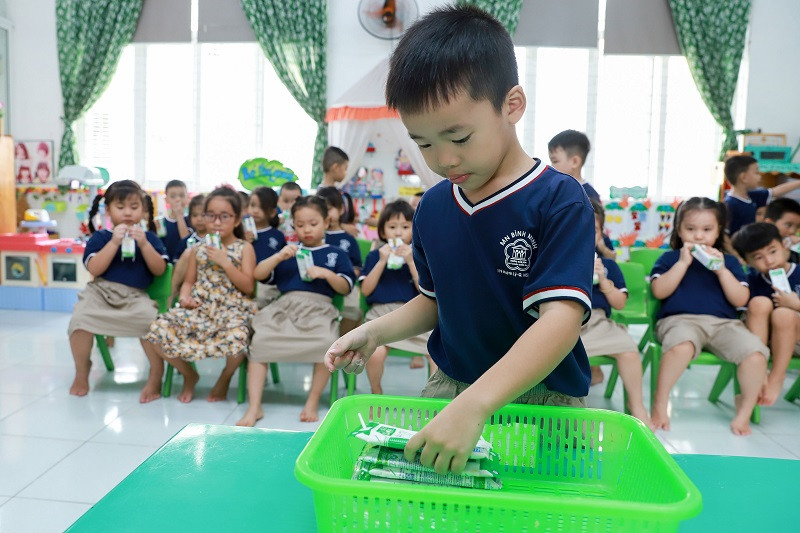 Trong giờ uống sữa, các em tự giác gấp gọn vỏ hộp sữa và đặt đúng nơi quy định, góp phần hình thành ý thức bảo vệ môi trường. Đà Nẵng tổ chức cho học sinh uống sữa học đường ngay ngày đầu tựu trường -0