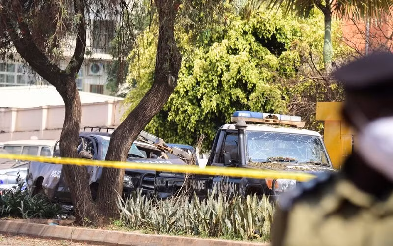 Một chiếc xe cảnh sát bị hư hỏng tại hiện trường vụ nổ ở Kampala, Uganda, ngày 16/11/2021. (Ảnh: Reuters)