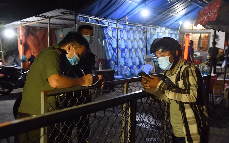 Hàng trăm người lao động về quê buộc phải quay lại phòng trọ -0