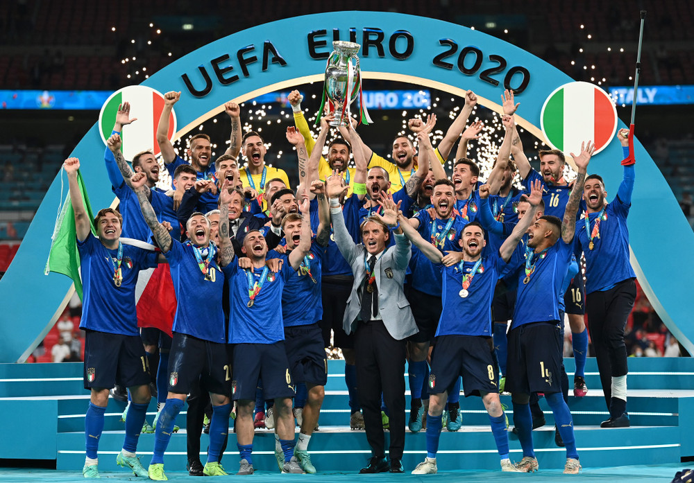 Thầy trò huấn luyện viên Mancini mang cúp châu Âu về Roma. Italia lần thứ 2 vô địch giải đấu này sau 53 năm chờ đợi. (Ảnh: UEFA) Cận cảnh Italia đăng quang ngôi vương EURO 2020 -0