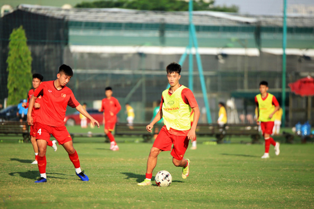 Văn Trường (áo vàng) trong một pha đi bóng tại buổi tập chiều 21/6. (Ảnh: VFF) Bộ đôi Văn Khang, Văn Trường bắt nhịp nhanh với U19 Việt Nam -0
