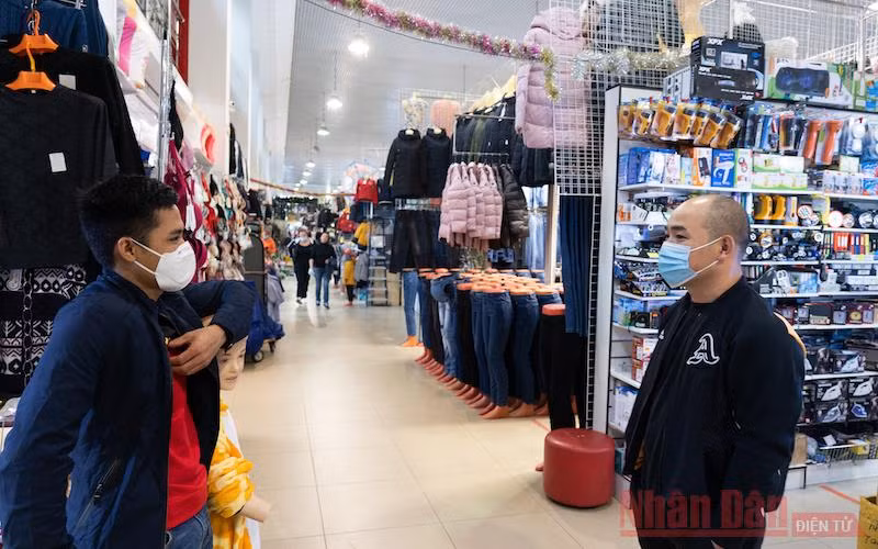 Người Việt tại chợ Ostuzheva 47 đeo khẩu trang chống dịch. (Ảnh: THANH THỂ)