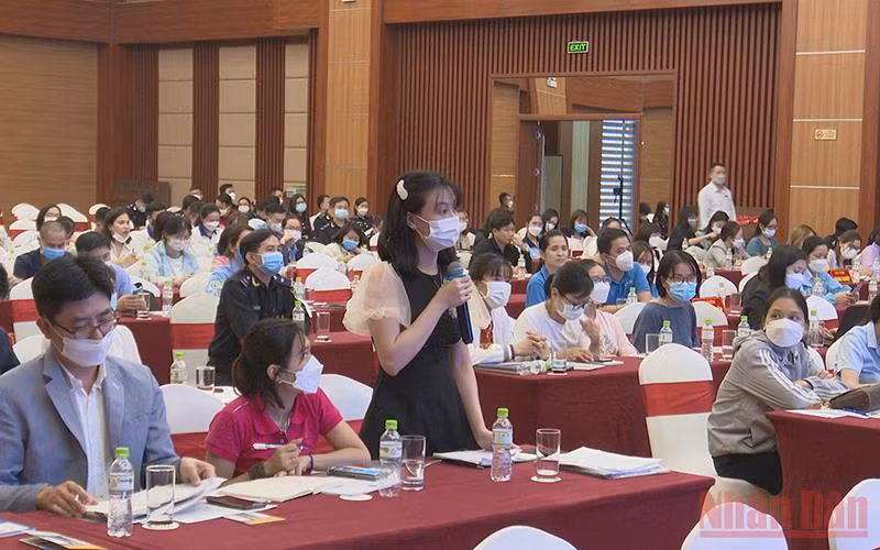 Đại diện các doanh nghiệp trao đổi, đối thoại với Cục Hải quan Hà Nam Ninh.