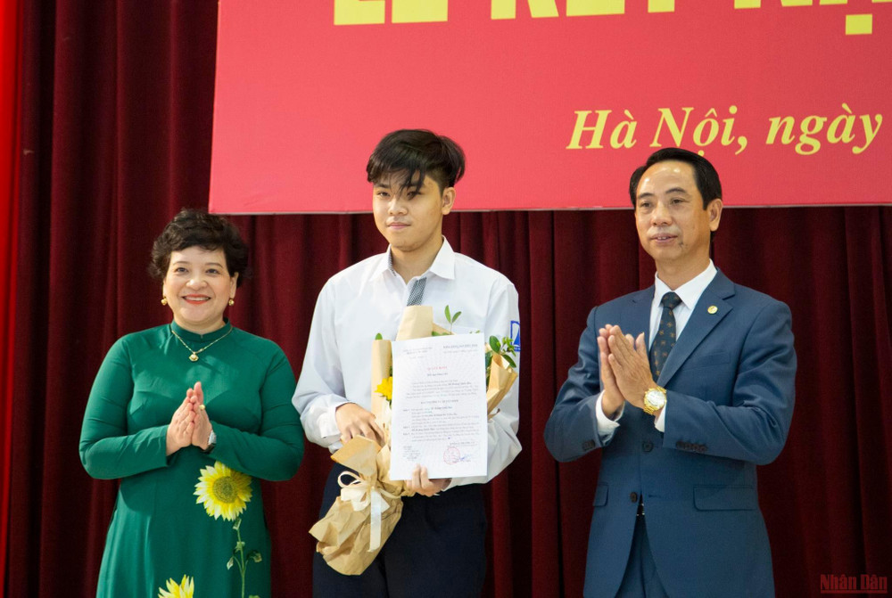 Phó Bí thư Thường trực Quận ủy, Chủ tịch Hội đồng Nhân dân quận Cầu Giấy Nguyễn Văn Chiến đã trao Quyết định kết nạp đảng viên cho học sinh Đỗ Hoàng Quốc Bảo. Lần đầu tiên một học sinh trường chuyên Hà Nội-Amsterdam được kết nạp Đảng -0