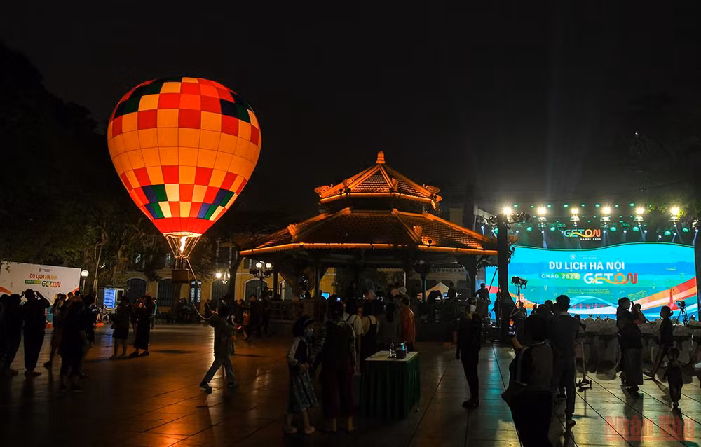 Người Hà Nội vui thích với Lễ hội khinh khí cầu -0