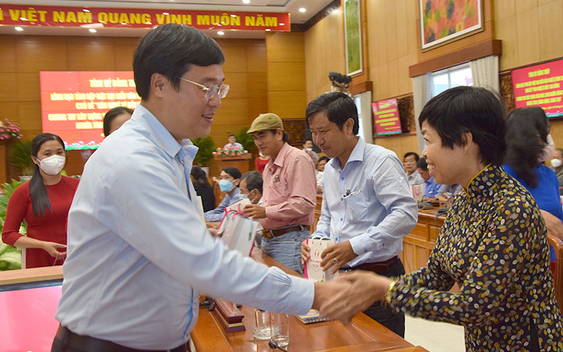 Các đồng chí Thường trực Tỉnh ủy tặng quà các đại biểu. Tỉnh ủy Đồng Tháp gặp mặt văn nghệ sĩ -0