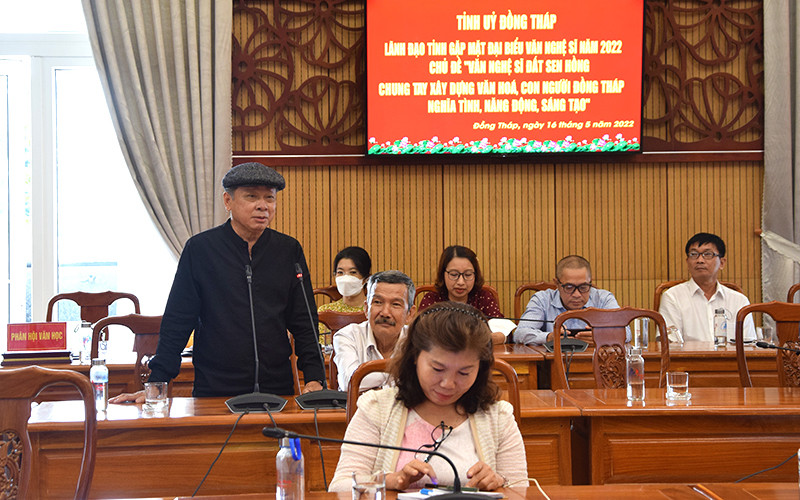 Các đại biểu phát biểu tại buổi họp mặt. Tỉnh ủy Đồng Tháp gặp mặt văn nghệ sĩ -0