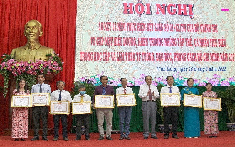 Tuyên dương, khen thưởng những tập thể và cá nhân điển hình tiêu biểu trong học tập và làm theo tư tưởng, đạo đức, phong cách Hồ Chí Minh. (Ảnh: BÁ DŨNG) 