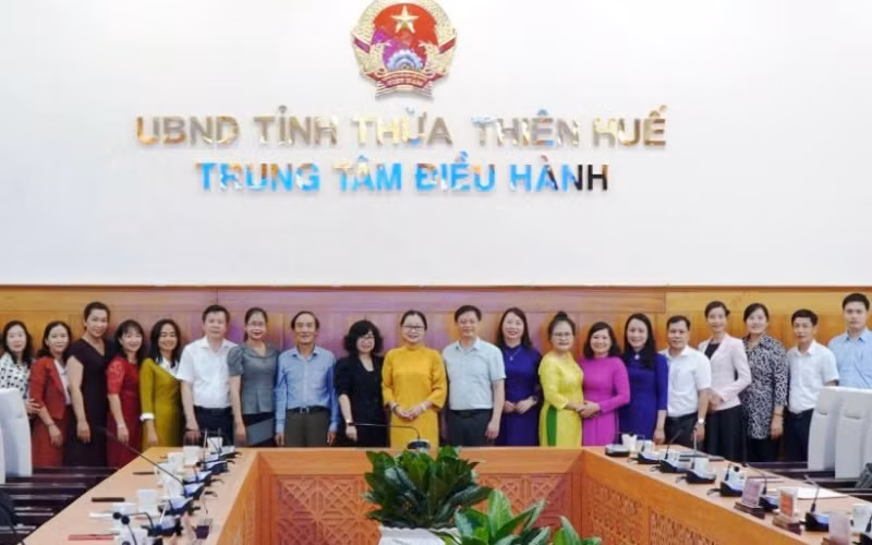 Lãnh đạo hai tỉnh Thừa Thiên Huế và Vĩnh Long chụp ảnh lưu niệm tại buổi làm việc. (Ảnh: UBND tỉnh Thừa Thiên Huế cung cấp)
