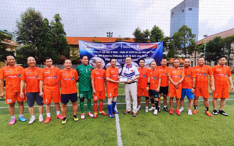 Đại diện doanh nghiệp trao tiền ủng hộ bà con