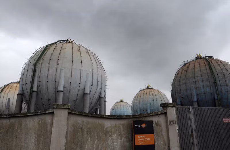 Nhà máy khí Repsol YPF ở Gijon, miền bắc Tây Ban Nha. (Ảnh REUTERS)