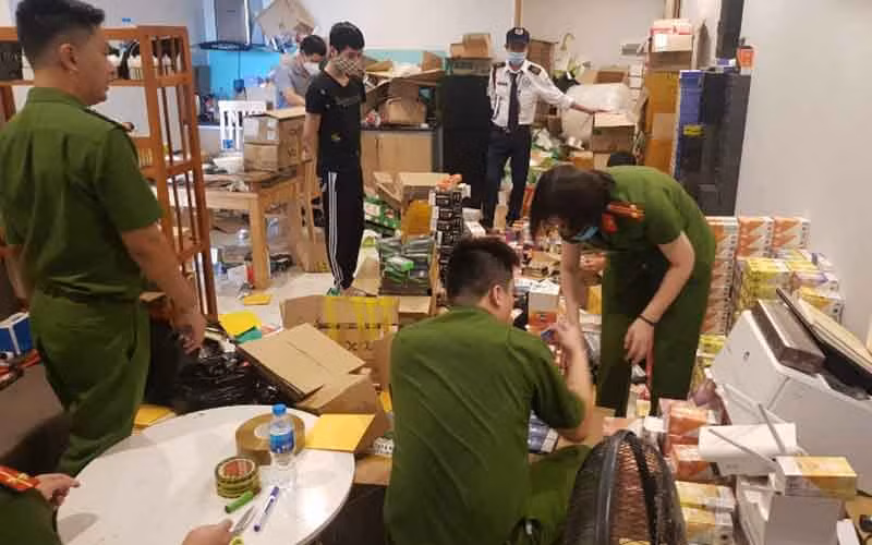 Lực lượng Công an phát hiện lượng lớn thuốc lá điện tử nhập lậu tại nhà đối tượng Phan Trường Sơn.