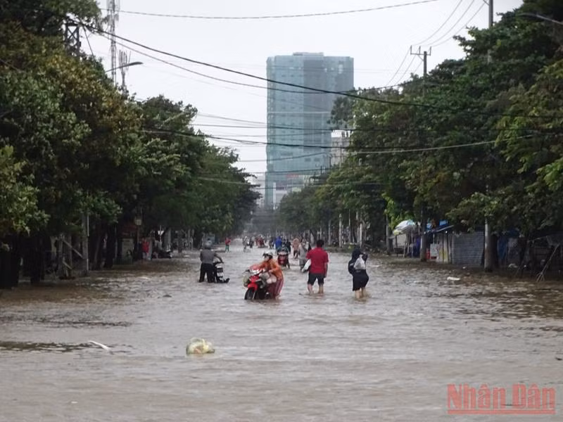 Thủy điện xả lũ, thành phố Tuy Hòa chạy lũ xuyên đêm -0