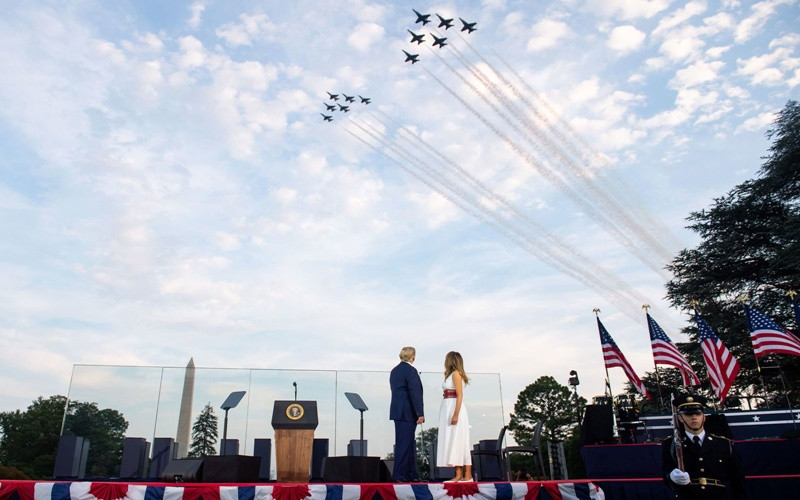 Từ Nhà trắng, Tổng thống Mỹ Donald Trump và Phu nhân Melania Trump theo dõi màn diễu hành bằng máy bay ấn tượng. (Ảnh: Getty Images) Người Mỹ đón Quốc khánh giữa tâm dịch Covid-19 -0