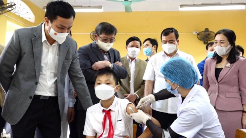 Đồng chí Triệu Trế Hùng, Chủ tịch Ủy ban nhân dân tỉnh Hải Dương kiểm tra công tác tiêm vaccine ngừa Covid-19 tại Trường trung học cơ sở Tân Bình. (Ghép) Hải Dương triển khai tiêm vaccine phòng Covid-19 cho trẻ dưới 12 tuổi -0